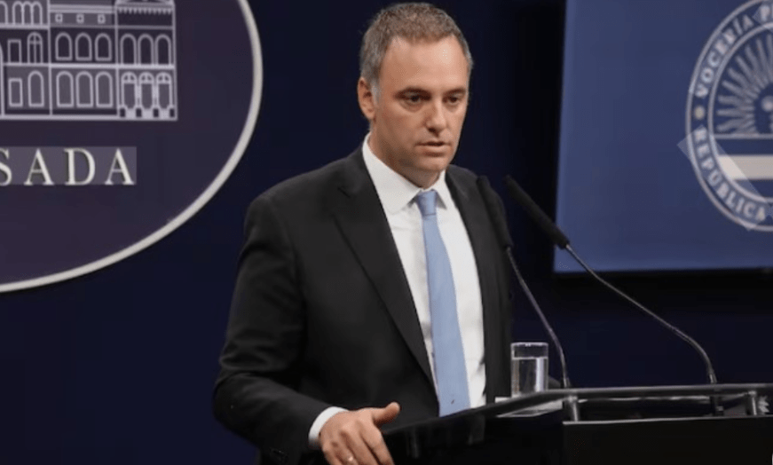 Adorni explicó la presencia de su esposa en el avión presidencial durante la gira&nbsp;oficial