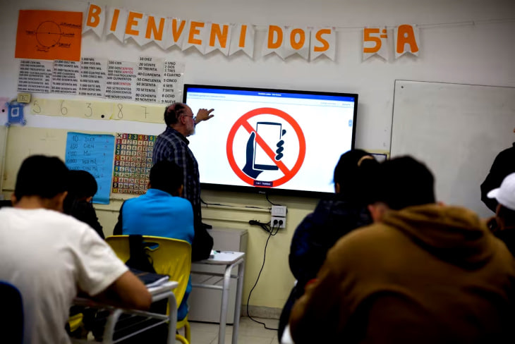 La Provincia de Buenos Aires prohibió por ley el uso de celulares en las escuelas&nbsp;primarias