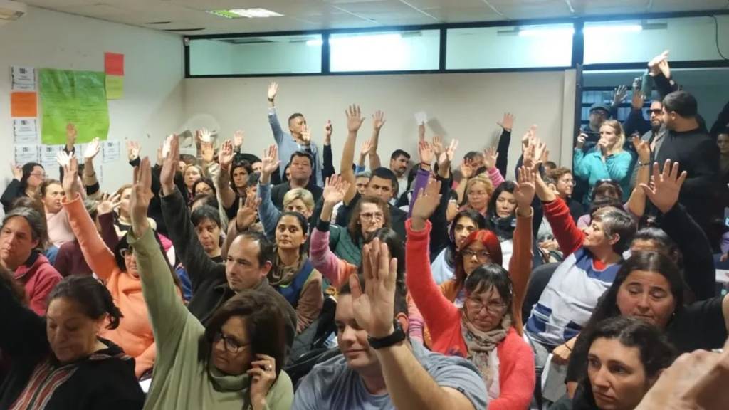 Provincia de Buenos Aires se reúne con estatales y docentes y defiende su oferta&nbsp;salarial