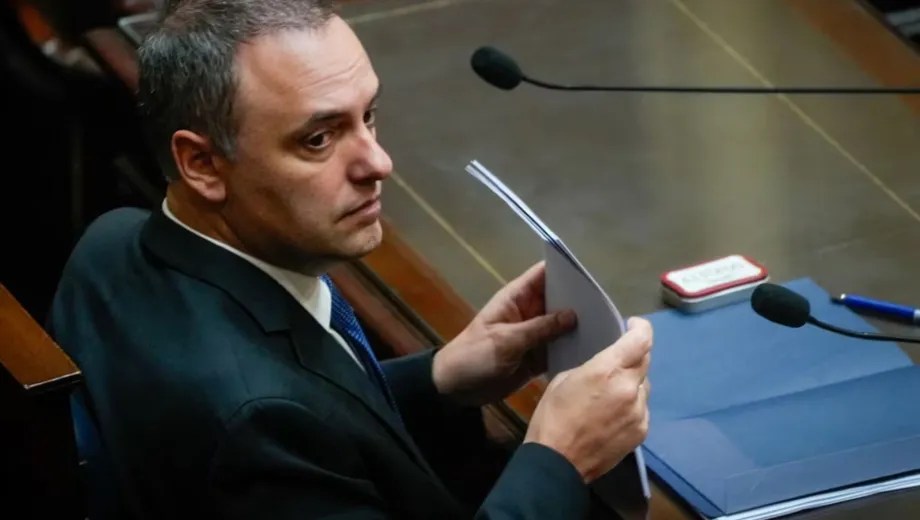 Adorni informó su patrimonio con bienes y cuentas en&nbsp;EE.UU.