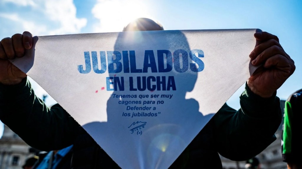 Tensión policial durante la marcha de jubilados: Pietragalla defendió a un vendedor&nbsp;ambulante