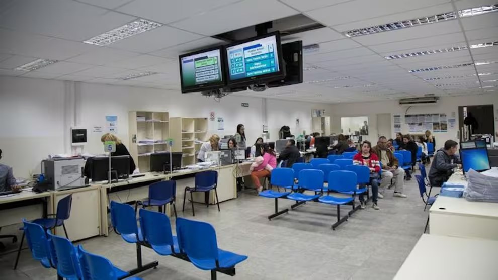Milei oficializó un plan de retiros voluntarios y eliminará los cargos de quienes&nbsp;adhieran